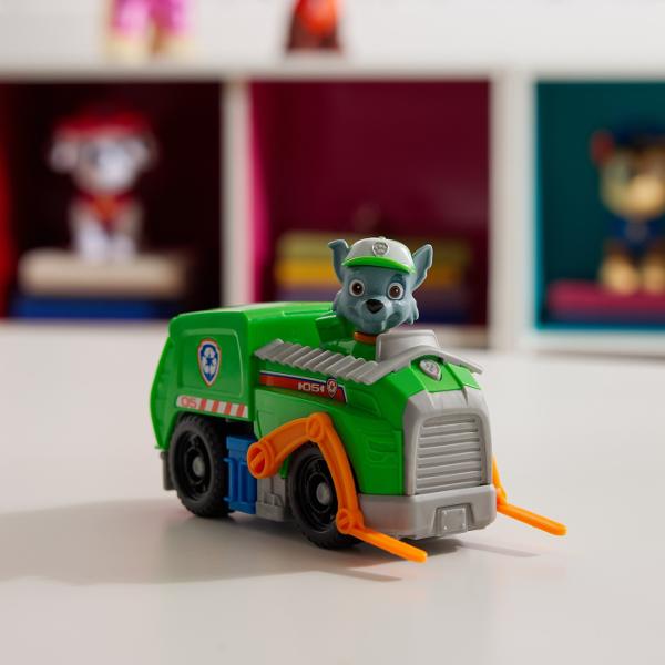 Vehiculele de baza cu functii de actiune mobile individuale si o figurina la bord permit aventurilor din serialul TV Paw Patrol sa traiasca si in camera copiilor Este inclusa o singura figura cu un vehicul Vehiculul si figurina de jucarie sunt in mare parte fabricate din plastic reciclat Chase Skye Marshall Rubble Zuma Everest Tracker si Rocky cu vehiculele lor sunt disponibile individual Toate vehiculele de baza durabilevehiculele de baza includ o figurina de caine care poate fi 