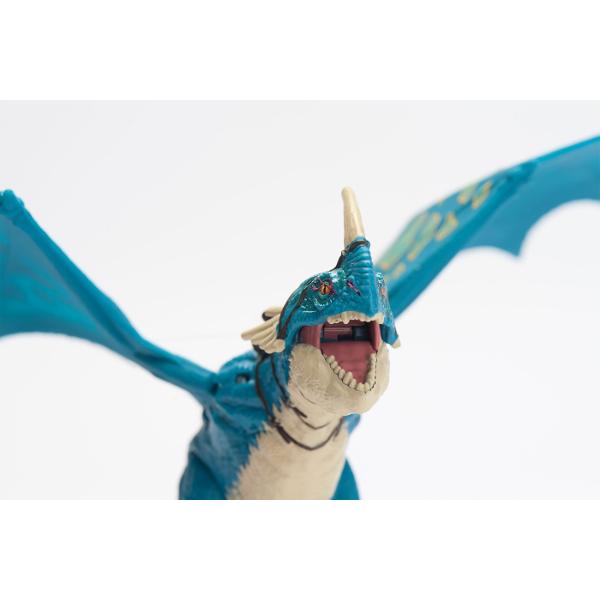 Adauga in colectia ta indragita figurina din How to Train Your Dragon Este un cadou perfect Este recomandata pentru joaca interactiva si aventuri imaginative alaturi de ceilalti dragoni din universul lor Design detaliat inspirat din film Acestia sunt acum gata de actiune Figurina este ideala pentru a recrea lupte aeriene sau pentru colectionare Aripi mobile pentru miscare dinamica Detalii impresionante si culori vii Cufunda-te in lumea legendara a filmului Cum sa-ti dresezi dragonul cu 