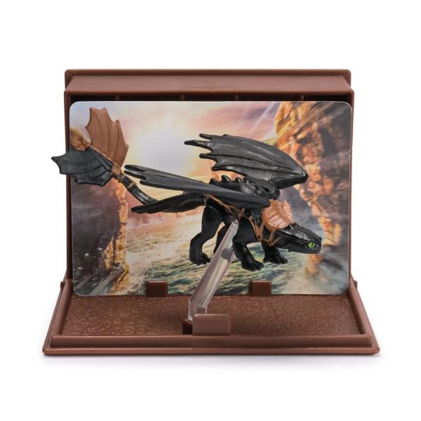 Inalta-te la noi culmi cu dragonii din World of Berk Book of Dragons Descopera si asambleaza dragoni din film precum Toothless Deadly Nadder sau Gronckle in timp ce deschizi cartea Fiecare figurina dragon de 5 cm vine intr-o carte de colectie care detaliaza atributele speciale ale fiecarui dragon pentru a le expune cu mandrie Incepe sa iti aduni clanul de dragoni astazi Fie ca este vorba de o zi de nastere o sarbatoare sau orice alta ocazie o figurina dragon este o optiune 