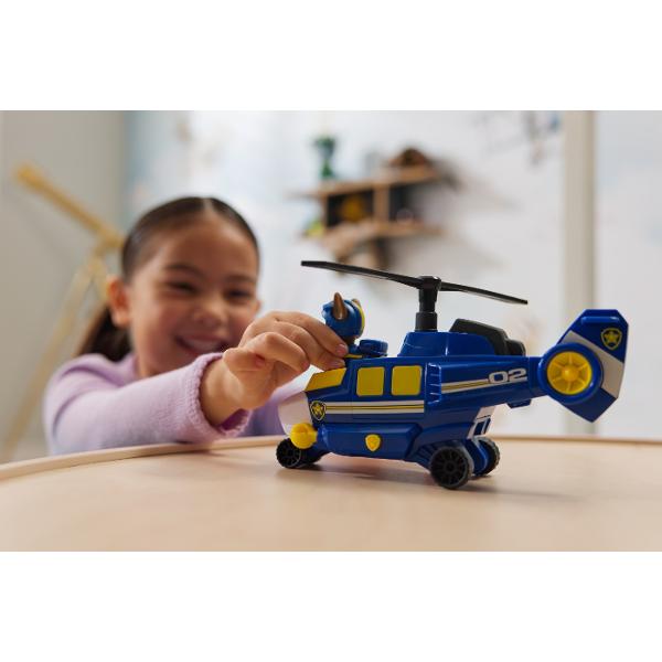 Zboara in actiune cu Air Rescue Skye si jucaria ei de salvare din incendii avionul Hero Claw Cand este timpul pentru o misiune de salvare plina de actiune blocheaza picioarele lui Skye in pozitie in cabina de pilotaj inainte de a decola in misiunea ta Salveaza-ti iepurasul de jucarie apasand un buton de pe avion pentru a extinde gheara apoi prinde iepurasul cu cosul de salvare si du-l in siguranta Skye are o inaltime de peste 5 cm si este echipata cu jacheta si casca de zbor de culoare roz 