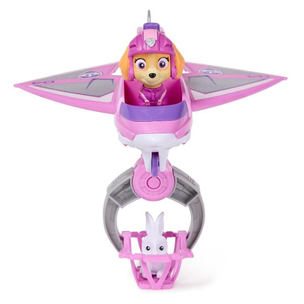 Zboara in actiune cu Air Rescue Skye si jucaria ei de salvare din incendii avionul Hero Claw Cand este timpul pentru o misiune de salvare plina de actiune blocheaza picioarele lui Skye in pozitie in cabina de pilotaj inainte de a decola in misiunea ta Salveaza-ti iepurasul de jucarie apasand un buton de pe avion pentru a extinde gheara apoi prinde iepurasul cu cosul de salvare si du-l in siguranta Skye are o inaltime de peste 5 cm si este echipata cu jacheta si casca de zbor de culoare roz 