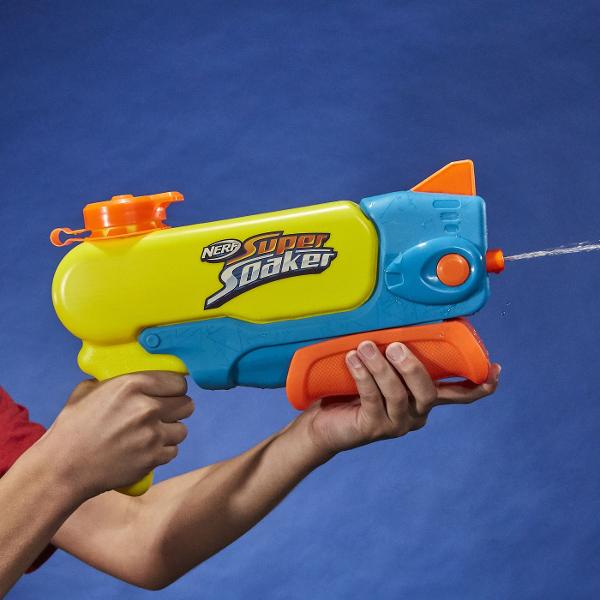 Valuri de apa Blasterul de apa Nerf Super Soaker Wave Spray dezlantuie un val de apa care urca si coboara intr-o miscare ondulata si racoroasa Duza se misca pe masura ce pompezi blasterul creand un val uluitor care uda pe toata lumea in jocuri distractive in aer liber Iesi la distractie in curte cu blasterul cu apa Nerf Super Soaker Wave Spray Este un cadou grozav pentru baietii si fetele de 6 ani si creeaza valuri de distractie pentru adolescenti si adulti Usor de folosit Umple 