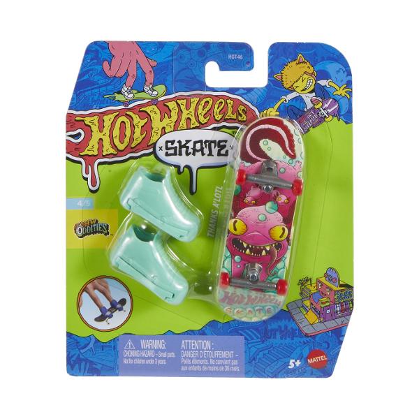 Stapaneste cele mai spectaculoase trucuri pe un deck Hot Wheels Skate conceput cu colaborarea Hot Wheels si a iconicul skateboarder Tony Hawk Fiecare placa vine cu un set detasabil de pantofi de skate care va tin degetele de la picioare in loc in timp ce stapaniti tehnicile si trucurile de la bord Iubitorii de pantofi sport vor adora designul si stilul acestuia Colectia completa de placi ofera imagini uimitoare si focalizare combinand geniul creativ al lui Hot Wheels si Tony Hawk Fiecare 