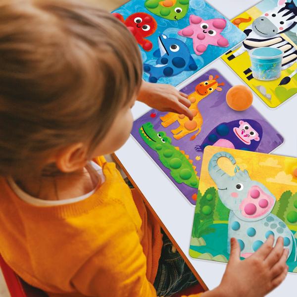 Un set de lucru cu continut educational care il invata pe copil sa decoreze cartonase pre-imprimate folosind plastilina creand bile si zigzaguri cu mainile Copilul invata sa experimenteze cu culori si texturi dezvoltandu-si abilitatile motorii fine in timp ce decoreaza cartonase Realizeaza bile mici si linii cu diferitele culori de plastilina si completeaza imaginile cu animale pas cu pas Fa animalele sa para reale si cunoaste-ti propria lume Set ideal pentru distractie invatare si timp 