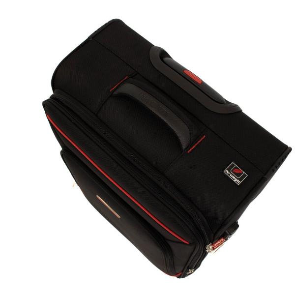 Material impermeabilTroler cu 4 roti prevazut cu un buzunar frontal cu fermoar Placuta identificareManer lateral si superior pentru toate dimensiunile si deasemenea maner plastic in partea de jos a trolerului pentru o manevrare mai usoaraTroler mediu si mare expandabil 30 spatiuTrolerul mare si mediu au in partea opusa manerului lateral 2 picioruse transversale care permit asezarea trolerului fara a atinge solul evitandu-se astfel 