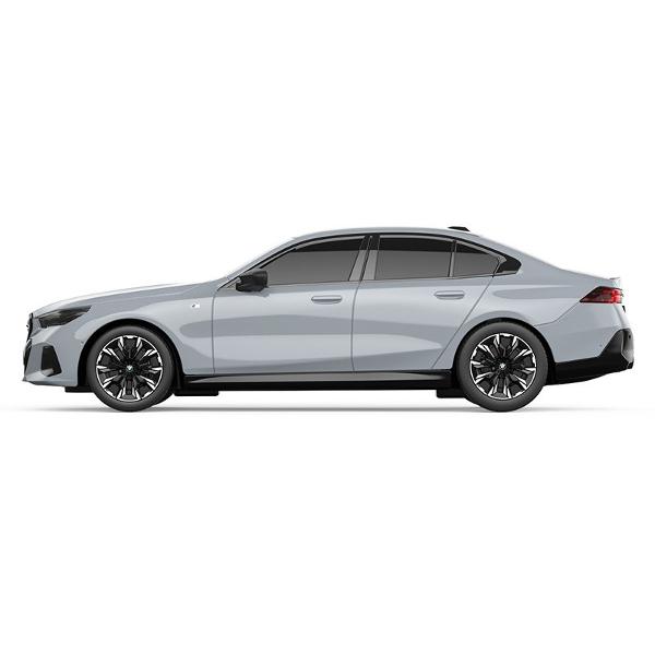 Copilul dumneavoastra se poate juca in voie cu masina cu telecomanda Bmw I5 scara 1 la 24 oferita de brandul international Rastar Nicio cursa nu este imposibil de castigat cu acesta masinuta replica oficiala cu licenta a modelului original construita cu mare atentie la detalii Masinuta are proportiile ideale pentru momente pline de distractie si amuzament Masinuta functioneaza pe frecventa de 24GAlimentarea se face astfel  pentru masinuta sunt necesare 3 baterii tip AA  iar pentru 