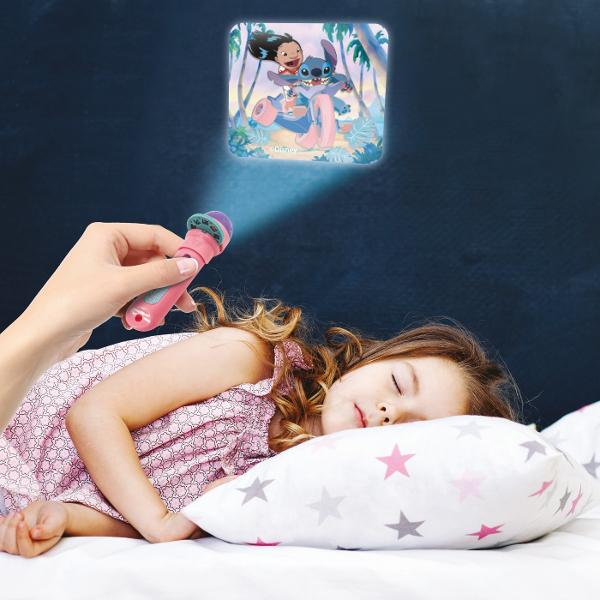 Paseste in lumea magica a lui Stitch de la Disney cu acest mini proiector conceput pentru tinerii fani Deschide clapeta introduce un disc si bucura-te de o prezentare magica a momentelor tale preferate cu Stitch Perfect pentru distractie inainte de culcare sau aventuri cu povesti Distreaza-te cu personajul tau favorit Stitch cu acest mini-proiector care contine 3 discuri fiecare disc are 8 imagini diferite cu eroul tau Functioneaza cu 3 baterii AG13LR44 incluse