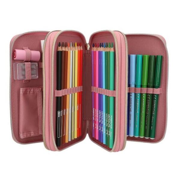 Pentru fanii cailor partea din fata a acestui penar de la Miss Melody are un design ponytastic cu doua capete de cai si o inchidere decorativa aurie care aminteste de un capastru Cu piele artificiala maro pe lateral si un pandantiv impletit atarnat de glisorul cu fermoarCele trei compartimente separate sunt umplute cu 18 creioane colorate si 18 carioci 2 creioane un ascutitor de creioane o guma de sters o rigla un betisor de lipici foarfece si o husa mica cu inchidere cu 