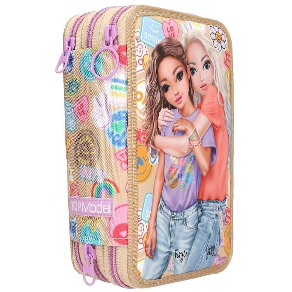 Penar Triplu Echipat TOPModel AOP Girl Power – Design Bej cu Imprimeuri ColoratePenarul echipat TOPModel AOP Girl Power este alegerea ideala pentru scoala combinand un design vesel si plin de energie cu functionalitate maxima Cu un motiv mare pe fata si doua modele atragatoare penarul este decorat cu imprimeuri colorate pe toate partile aducand un plus de personalitateUn detaliu special este dat de fermoarele in culori contrastante care ofera un 