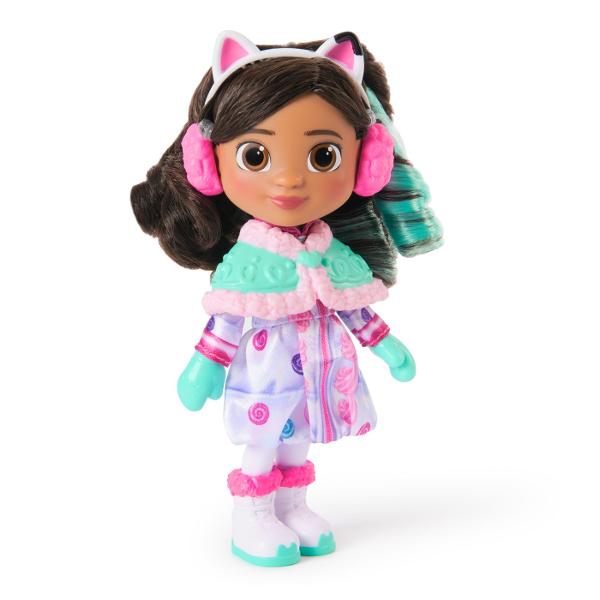 Intra in lumea magica a filmului Gabby&39s Dollhouse cu papusa cu accesorii Imbracata intr-o rochita roz stralucitoare si accesorizata cu o bentita adorabila cu urechi de pisicuta Gabby este gata pentru cele mai frumoase aventuri de gradina Papusa include si accesorii tematice precum o pereche de pantofi si un bol decorativ oferind copiilor ocazia sa creeze scenarii pline de farmec si distractie Perfecta pentru micii fani ai serialului si filmului Gabby&rsquos Dollhouse aceasta 