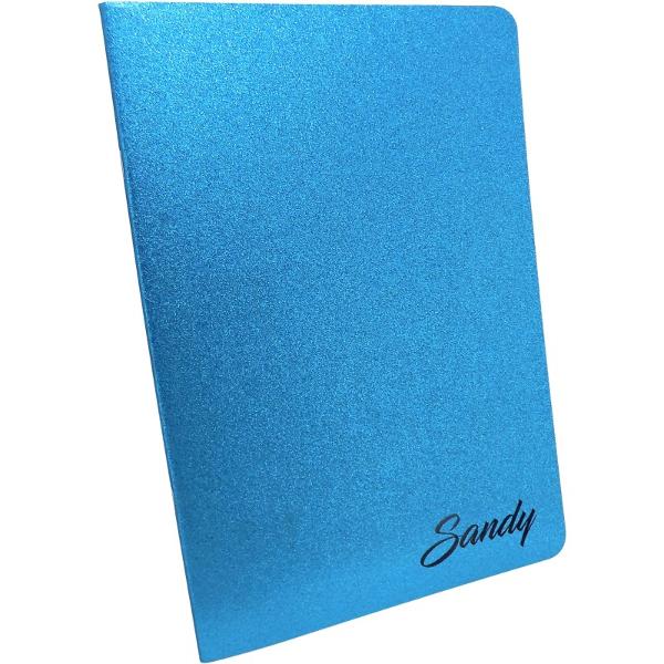 Caiet A4 Velin Colectia Sandy &ndash; Libertate Creativa si Stralucire Premium 80gmp&nbsp;Indrazneste sa creezi fara limite intr-un decor sclipitor Caietul A4 velin din colectia Sandy este alegerea perfecta pentru elevele care au nevoie de un spatiu liber pentru schite diagrame sau notite creative totul intr-un ambalaj plin de magie Cu o coperta fascinanta ce reflecta lumina prin aplicatiile de sclipici glitter acest caiet transforma orice proiect intr-o activitate 