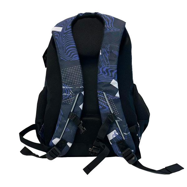 Acest ghiozdan usor este proiectat anatomic si realizat dintr-un material impermeabil Confortul este asigurat de spatele buretat respirabil si ergonomic alaturi de bretelele ajustabile si buretate echipate cu o catarama pe piept pentru o fixare sigura si confortabila Aceasta catarama include si un fluier integrat util in situatii de urgentaCaracteristici specialeGhiozdanul poate fi complet separat in doua rucsacuri independente diferite ca 