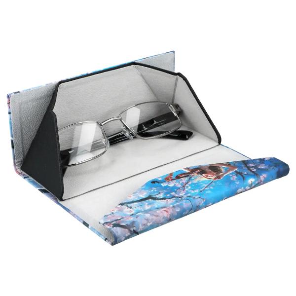 Protejeaz&259;-&539;i ochelarii într-un stil rafinat Acest etui pliabil din colec&539;ia „Colorful dizziness of textiles” aduce un echilibru perfect între utilitate &537;i estetic&259; Motivul floral vibrant transform&259; un obiect practic într-un accesoriu elegant ideal pentru utilizarea zilnic&259; Compact u&537;or &537;i conceput în Polonia — un detaliu care scoate în eviden&539;&259; 