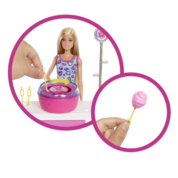 Papusa Barbie Malibu Detectivi pe plaja si setul de joaca cu 20 de accesorii Inspirat din serialul de succes acest set de joaca ii transporta pe fani intr-un spatiu de joaca cu o masina de vata de zahar Copiii pot introduce o moneda in joc si o pot ajuta pe papusa Malibu sa aleaga un premiu  exista un porc un tigru si o roata  si apoi sa se bucure de vata de zahar Papusa Barbie &bdquoMalibu&rdquo este imbracata intr-o rochie casual cu model inima si poarta pantofi sport albi Copiii 