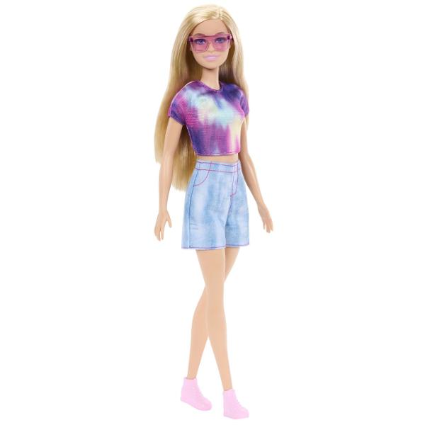 Poti crea tot felul de povesti de detectiv cu papusa Barbie &39Malibu&39 inspirata din seria Barbie Mysteries Beach Detectives Aceasta papusa de moda aduce personajul la viata purtand tricoul sau emblematic si pantaloni scurti din blug cu cusaturi roz Aspectul este completat cu bocanci sport inalti si ochelari de soare care seamana cu cei pe care ii poarta pe ecran Copiii si fanii de 3 ani si peste vor adora sa reproduca scene si sa isi imagineze propriile lor mistere Papusa nu 