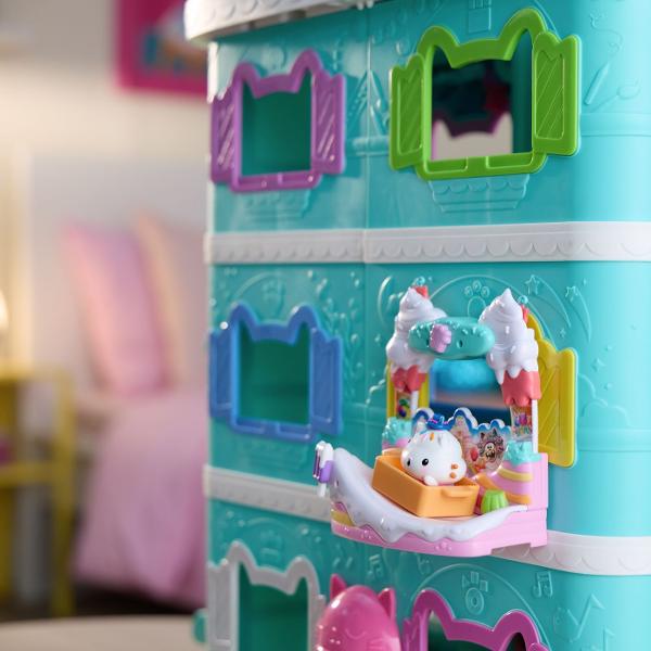 Intra in lumea distractiei alaturi de Gabby si prietenii sai Acest set de joaca colorat inspirat din universul Gabby&39s Dollhousei include balcon figurina si multiple accesorii tematice care transforma orice moment intr-o aventura captivanta Cu detalii inspirate din lumea marina si un design interactiv acest set incurajeaza joaca imaginativa si dezvoltarea creativitatii Continut 7 piese  figurina accesorii Potrivit pentru copii de peste 3 ani Acest pachet contine balconul cu 