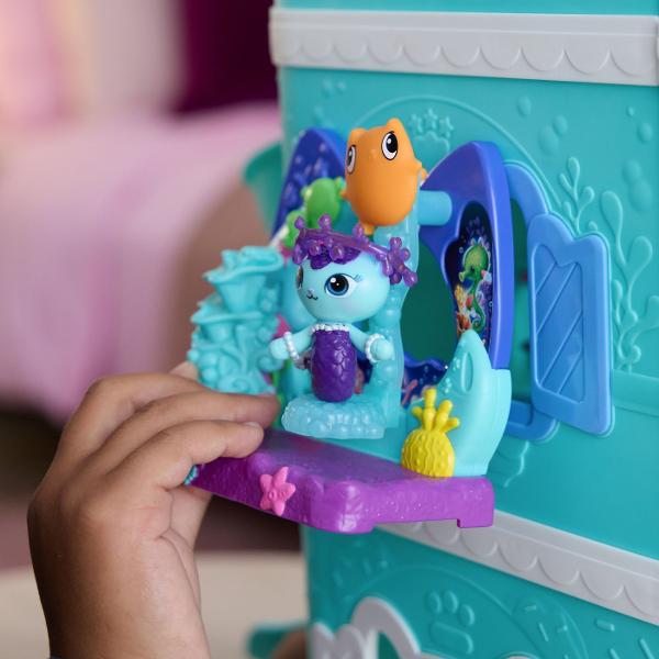Intra in lumea distractiei alaturi de Gabby si prietenii sai Acest set de joaca colorat inspirat din universul Gabby&39s Dollhousei include balcon figurina si multiple accesorii tematice care transforma orice moment intr-o aventura captivanta Cu detalii inspirate din lumea marina si un design interactiv acest set incurajeaza joaca imaginativa si dezvoltarea creativitatii Continut 7 piese  figurina accesorii Potrivit pentru copii de peste 3 ani Acest pachet contine balconul acvariu 
