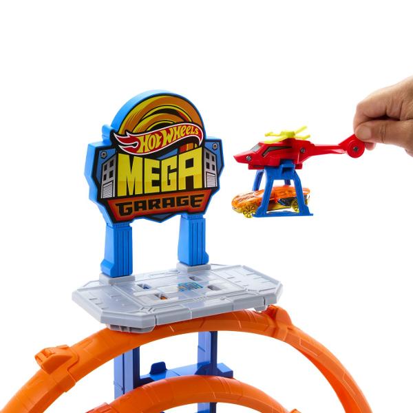Intra in lumea aventurilor Hot Wheels cu Mega Garaj un set de joaca spectaculos cu 3 niveluri de actiune perfect pentru tinerii piloti care viseaza la curse ametitoare si cascadorii extreme Caracteristici spalatorie auto la parter  pentru un start curat inainte de cursa lansator Slam o singura apasare trimite masina in viteza pe cele doua benzi de competitie deviatoare de pista  schimba traseul si controleaza directia cursei cu o simpla rasucire lift manual actionat de copii  transporta 