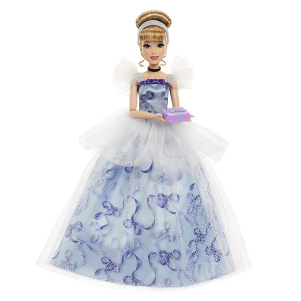Sarbatoreste o zi de nastere speciala cu aceasta frumoasa papusa Disney Printesa Cenusareasa inspirata de indragitul personaj animat din filmul Disney Papusa Cenusareasa 30 cm este imbracata in stil festiv purtand o rochie eleganta cu corsaj cu panglici si maneci din tul cu volane Rochia ei este imprimata cu panglici de cadou albastre fanteziste si acoperita cu tul deschis la culoare Un peplum din tul cu buline completeaza aspectul fermecat al petrecerii Coafura eleganta a papusii 