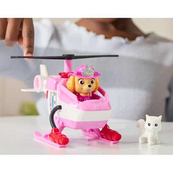 Alarma de incendiu a pornit Personajele sunt gata de actiune in misiunea de pompier la volanul vehiculului de salvare Fire Rescue Echipat cu furtunuri scara si detalii realiste acest camion transforma joaca intr-o experienta plina de adrenalina si eroism Figurinele poarta uniforma de pompier si sunt pregatite de actiune Continut 1 vehicul de pompieri si figurina Potrivit pentru copii de peste 3 ani Acest pachet contine personajul Skye