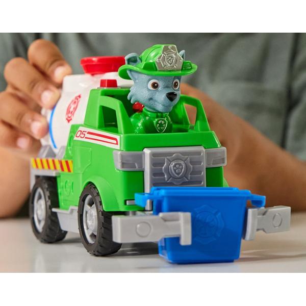 Alarma de incendiu a pornit Personajele sunt gata de actiune in misiunea de pompier la volanul vehiculului de salvare Fire Rescue Echipat cu furtunuri scara si detalii realiste acest camion transforma joaca intr-o experienta plina de adrenalina si eroism Figurinele poarta uniforma de pompier si sunt pregatite de actiune Continut 1 vehicul de pompieri si figurina Potrivit pentru copii de peste 3 ani Acest pachet contine personajul Rocky