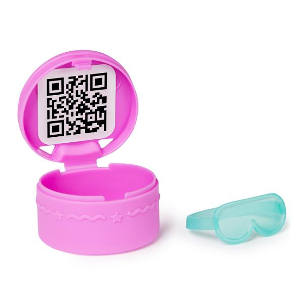 Faceti echipa cu Baby Box Cat pentru aventuri captivante in casuta de papusi Baby Box este imbracata in tinuta ei semnatura Gabby&rsquos Dollhouse si vine cu micul ei robot artizanal si distribuitorul ei de banda pentru pisicute Setul include de asemenea un raft de artizanat cu o activare ascunsa astfel incat sa puteti apasa sticla pentru a face sa apara alte borcane pe raft Apoi asa cum face Gabby in fiecare episod despacheteaza o casa de papusi pentru a descoperi o jucarie surpriza 