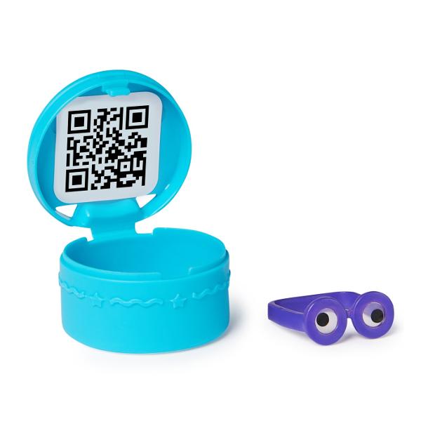 Faceti echipa cu Baby Box Cat pentru aventuri captivante in casuta de papusi Baby Box este imbracata in tinuta ei semnatura Gabby&rsquos Dollhouse si vine cu micul ei robot artizanal si distribuitorul ei de banda pentru pisicute Setul include de asemenea un raft de artizanat cu o activare ascunsa astfel incat sa puteti apasa sticla pentru a face sa apara alte borcane pe raft Apoi asa cum face Gabby in fiecare episod despacheteaza o casa de papusi pentru a descoperi o jucarie surpriza 