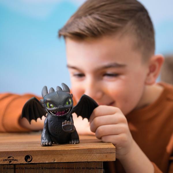 Aduceti aventura din How To Train Your Dragon acasa cu dragonul cu sunete Bucura-te de propriul tau Night Fury cu miscari realiste ale capului si stil autentic de film pe masura ce iti cunosti dragonul Dragonul prinde viata cu 25 de sunete diferite pe masura ce ii mangai capul Porneste-ti dragonul si trezeste-l cu o simpla atingere Aceasta jucarie dragon are dimensiunea potrivita pentru a fi luata din mers sau pentru a va bucura acasa de propriul dragon Baterii incluse Copiii isi pot 