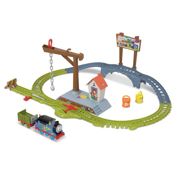 Copiii de varsta prescolara isi pot trimite bunul prieten Thomas in cursa prin statia Wayland pentru a ridica si livra vopsea cu acest set de tren si sina motorizat Thomas &amp Friends de la Fisher-Price Apasati comutatorul de deasupra motorului pentru a-l trimite pe Thomas sa alerge de-a lungul pistei Dar ai grija Pe masura ce Thomas trage camionul cu probleme peste pod cutiile de vopsea se vor clatina si se vor arunca din patul camionului Necesita 2 baterii AAA neincluse
