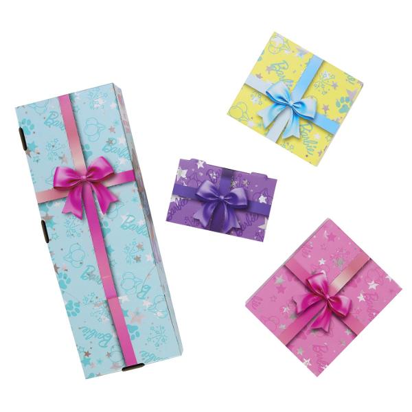 Sarbatoreste magia zilelor de nastere cu Papusa Barbie Party Surprise Brunette O jucarie unica plina de surprize activitati creative si accesorii dragute care vor aduce la viata imaginatia copiilor  Include un catelus adorabil cu accesorii pentru a-l imbraca Foloseste aluatul si formele incluse pentru a decora tortul de aniversare Descopera 8 accesorii tematice inclusiv 2 care isi schimba culoarea si articole inspirate de aniversari Papusa are articulatii mobile haine elegante si 