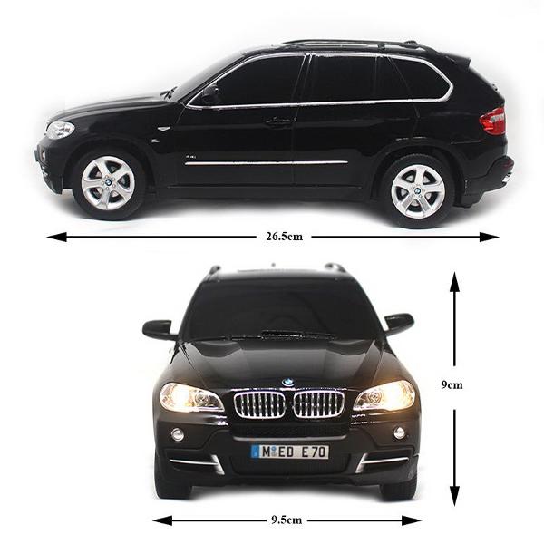 Copilul dumneavoastra se poate juca in voie cu masina cu telecomanda Bmw X5 scara 1 la 18 oferita de brandul international Rastar Nicio cursa nu este imposibil de castigat cu acesta masinuta replica oficiala cu licenta a modelului original construita cu mare atentie la detalii Masinuta are proportiile ideale pentru momente pline de distractie si amuzament avand dimensiunile in centimetri dupa cum urmeaza  275104105Masinuta functioneaza pe frecventa de 24GAlimentarea se face astfel 
