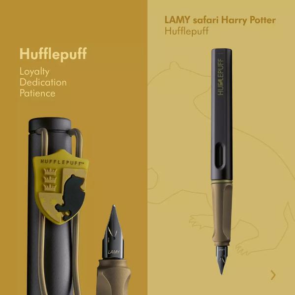Cu noua Editie Speciala Harry Potter fanii Hogwarts experimenteaza magia scrisului Asterne-ti propria poveste pe hartie transforma-ti ideile in cuvinte sau desene Fuziunea dintre LAMY si universul Harry Potter a creat o colectie de instrumente de scris care trezeste amintiri nostalgice si ofera notitelor proprii o valoare magica cu totul speciala Cu siguranta fanii adevarati nu ar trebui sa rateze magia acestei editii speciale in designul 