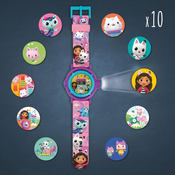 Intra in lumea magica Gabby&rsquos Dollhouse cu ceasul digital cu proiector Acest accesoriu adorabil nu doar ca afiseaza ora dar proiecteaza si 10 imagini colorate cu personajele preferate din indragitul serial Netflix Cureaua este decorata cu motive vesele si culori atractive perfecte pentru copii Usor de purtat si plin de surprize ceasul transforma fiecare moment intr o aventura Recomandat copiilor de peste 3 ani acest ceas digital cu proiector este cadoul ideal pentru micii fani 