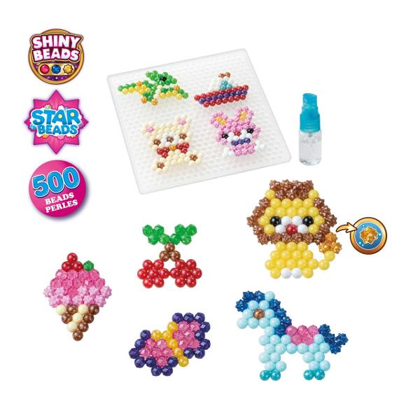 Acesta este setul original de creatie cu margele Aquabeads activate cu ajutorul apei Din 2004 copiii din intreaga lume au creat milioane de modele AquabeadsSetul de Margele Aquabeads - Easy Starter Set este perfect pentru incepatoriAsezati margelele pe tava pentru a va crea modelul dorit Cu ajutorul pulverizatorului pulverizati apa peste margele pentru a se lipi ”magic” impreuna Lasati-le sa se usuce iar modelul este gata Setul 