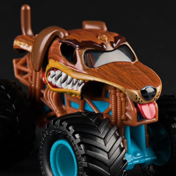 Masina oficiala a spectacolului Monster Jam Un vehicul hiper detaliat fidel eroilor spectacolului cu un aspect agresiv si suspensii realiste pentru a face cascadoriile intr-un mod cat mai spectaculos Macheta este metalica si foarte bine realizata Foarte rezistenta Monster Jam ofera mai multe detalii si grafica decat oricand Cu anvelopele oficiale BKT jante cromate stilizate si un sasiu autentic cu detalii cromate acest camion monstru intruchipeaza stilul si volanul omologului sau din 