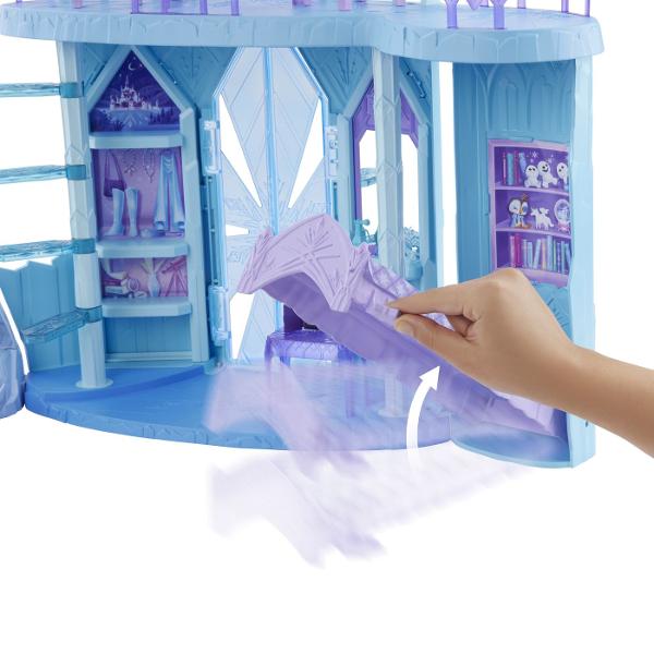Descopera magia regatului de gheata cu setul Elsa&39s Frozen Ice Palace Acest palat stralucitor inspirat din povestea Disney Frozen le permite copiilor sa retraiasca momentele preferate alaturi de Elsa Anna si Olaf Cu peste 20 de accesorii si zona de joaca pe mai multe niveluri cei mici pot recrea scene de poveste sau inventa aventuri noi pline de farmec Palatul include lumini care se aprind pentru un efect magic si detalii fine care transforma joaca intr-o experienta de basm Perfect 