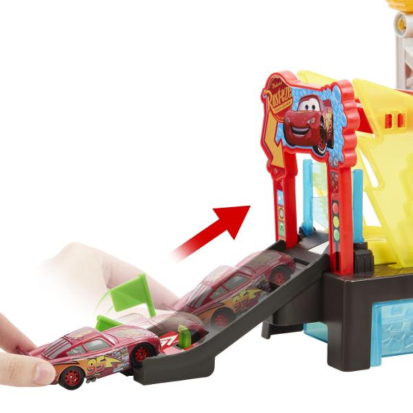 Pregateste-l pe Fulger McQueen pentru cursa cu setul Disney  Acest set interactiv de spalatorie transforma joaca intr-o experienta plina de actiune si culoare Foloseste apa rece si calda pentru a schimba culoarea masinutei si a descoperi efecte spectaculoase in timp real Copiii pot spala clati si usuca masina preferata inainte de a trimite din nou pe pista pentru noi aventuri Include o masinuta Color Changers Fulger McQueen si multiple zone de joaca pentru distractie fara sfarsit Perfect 