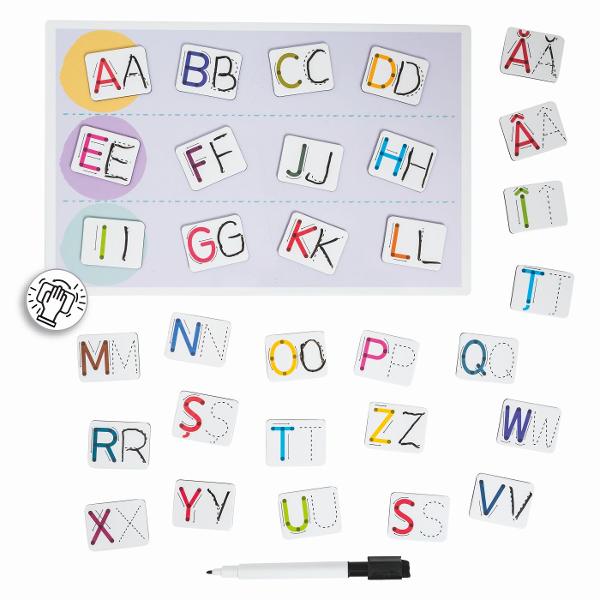 O jucarie educativa progresiv creat special pentru copiii de la 5 ani care transforma invatarea literelor intr-o activitate distractiva si interactiva Plansetele colorate ii incurajeaza pe cei mici sa invete sa citeasca si sa scrie prin exercitii simple si captivante Pas cu pas copilul invata sa asocieze obiectele cu literele corespunzatoare sa exerseze scrierea si sa formeze primele sale cuvinte Datorita markerului special si buretelui incluse exercitiile pot fi sterse si reluate de 