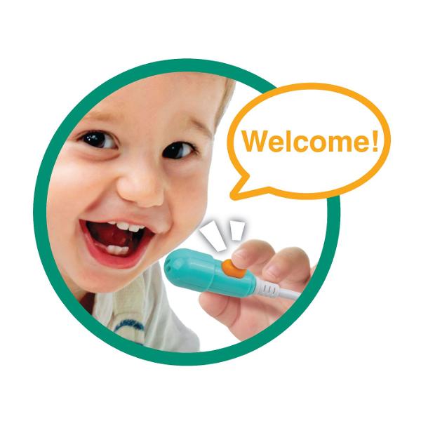 Casa de marcat cvadrilingva cu microfon functional Scaner portabil cu bip-uri realiste Introduceti cardul de credit si scanati articolele pentru fraze distractive Sertat extensibil cu monede de bani virtuali Introduceti monede pentru a numara si a invata Apasati butoanele pentru a invata numele alimentelor culorile si numerele Fraze distractive efecte sonore melodii vesele si fata luminoasa Include cos de cumparaturi alimente de jucarie si card de credit