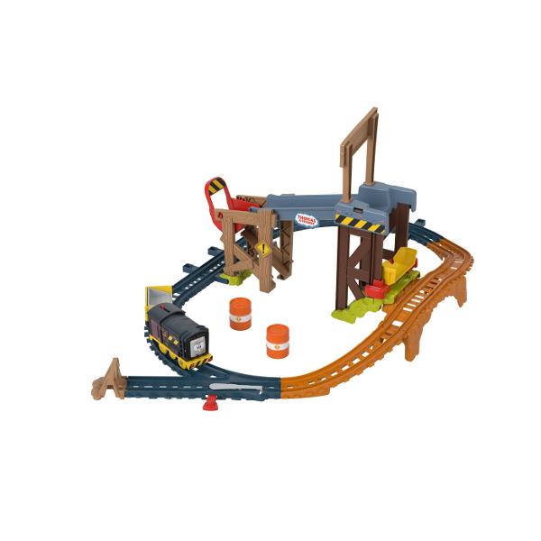 Experimenteaza magia din Sodor cu Constructia de Ridicare si &Icircncarcare a lui Diesel Un set plin de actiune si joaca creativa care combina bucuria lui Thomas the Train cu imaginatia constructiei Ridica si coboara marfa Diesel si Vagonul Problematic livreaza marfa iar tu poti folosi liftul pentru a le aduce la jgheabul de descarcare Actiune palpitanta Urmareste cum butoaiele se rostogolesc pe jgheab si ajung in galeata de descarcare pentru a-ti colecta marfa Extensie de joaca pentru 