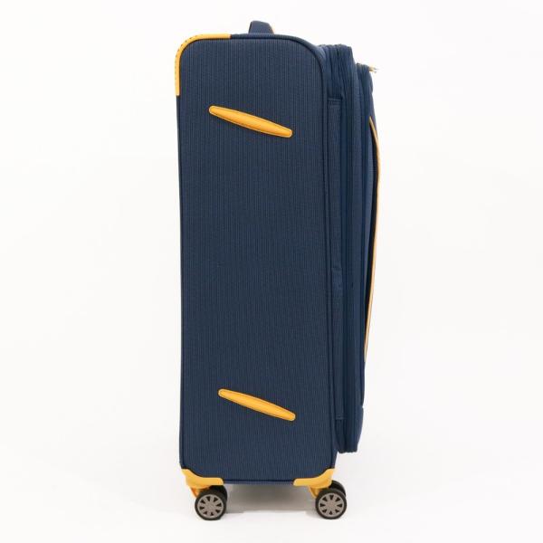 Material impermeabilTroler cu 4 roti prevazut cu un buzunar frontal cu fermoar&nbsp;Placuta identificareManer lateral si superior pentru toate dimensiunile si deasemenea maner plastic in partea de jos a trolerului pentru o manevrare mai usoaraTroler mediu si mare expandabil 30 spatiuTrolerul mare si mediu au in partea opusa manerului lateral 2 picioruse transversale care permit asezarea trolerului fara a atinge solul evitandu-se astfel 