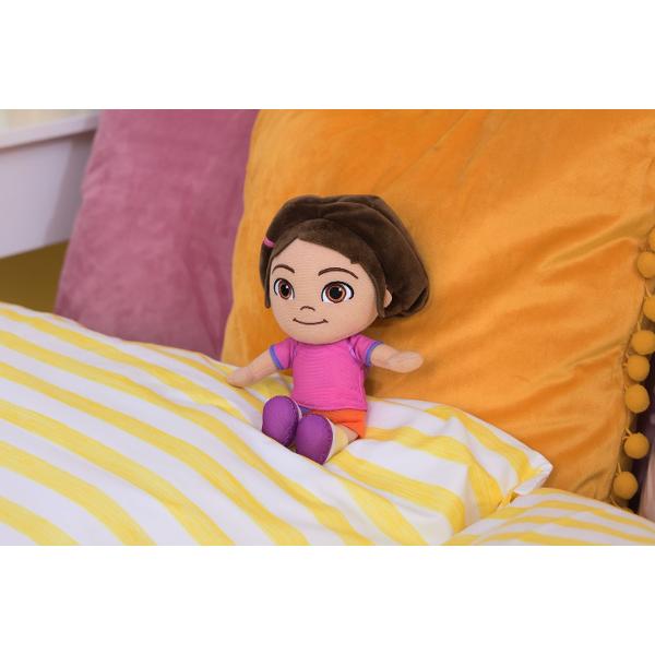 Acest plus inspirat din universul Dora este realizat din materiale moi si placute la atingere fiind ideal pentru joaca imbratisare si momentele de relaxare ale copiilor Designul colorat si prietenos il face usor de recunoscut si atractiv iar dimensiunea sa este potrivita pentru mainile celor mici putand fi oriunde cu usurinta Jucaria incurajeaza jocul de rol imaginatia si dezvoltarea emotionala oferind copiilor un companion de incredere in aventurile zilnice Este o alegere potrivita 