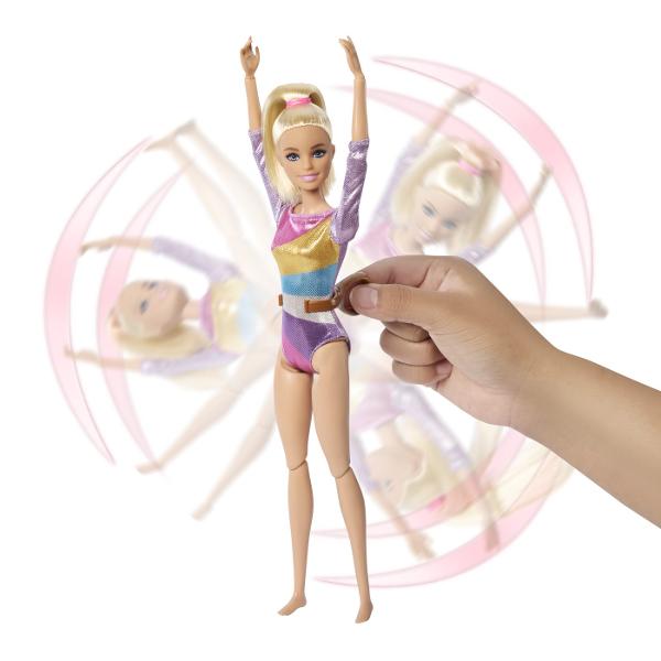 Exploreaza o lume de distractie competitiva cu setul de joaca pentru gimnastica Barbie Cand o fata se joaca cu Barbie isi imagineaza tot ce poate deveni iar daca iti place sa te rostogolesti poti fi gimnasta Acest set de joaca include un mediu de antrenament de gimnastica cu papusa Barbie Gymnast intr-un tricou metalic colorat De asemenea vine cu un tricou suplimentar un costum de incalzire pantofi suplimentari prosop gustari si o geanta de sport Pentru a pune lucrurile in miscare 