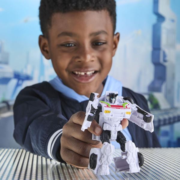 Transformers CYBERWORLD robot convertibil In Transformers CYBERWORLD copiii decid ce se intampla  si totul incepe cu jucarii minunate precum figurinele Cyber Changers Aceasta jucarie Transformers de 10 cm se transforma din modul robot in modul alternativ si este suficient de simpla pentru copiii cu varsta de 6 ani si peste Ofera copiilor un plus de inspiratie pentru povestiri cu jucariile CYBERWORLD suplimentare fiecare vanduta separat in functie de disponibilitate si descopera personaje 