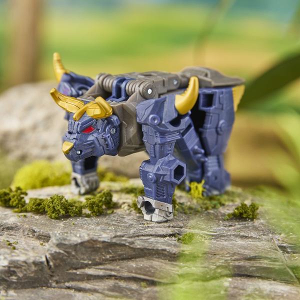 Transformers CYBERWORLD robot convertibil In Transformers CYBERWORLD copiii decid ce se intampla  si totul incepe cu jucarii minunate precum figurinele Cyber Changers Aceasta jucarie Transformers de 10 cm se transforma din modul robot in modul alternativ si este suficient de simpla pentru copiii cu varsta de 6 ani si peste Ofera copiilor un plus de inspiratie pentru povestiri cu jucariile CYBERWORLD suplimentare fiecare vanduta separat in functie de disponibilitate si descopera personaje 