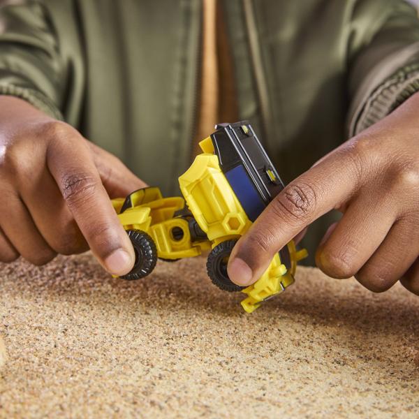 Transformers CYBERWORLD robot convertibil In Transformers CYBERWORLD copiii decid ce se intampla  si totul incepe cu jucarii minunate precum figurinele Cyber Changers Aceasta jucarie Transformers de 10 cm se transforma din modul robot in modul alternativ si este suficient de simpla pentru copiii cu varsta de 6 ani si peste Ofera copiilor un plus de inspiratie pentru povestiri cu jucariile CYBERWORLD suplimentare fiecare vanduta separat in functie de disponibilitate si descopera personaje 