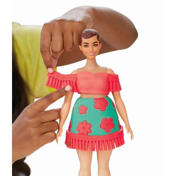 Creeaza stiluri rustice super dragute cu setul Florale si Franjuri Este usor si distractiv sa creezi haine pentru papusile Barbie Play-Doh cu acest kit de arte si mestesuguri Pur si simplu aseaza papusa pe suport foloseste foaia cu modele Play-Doh si decupatoarele pentru a croi tinute Barbie si imbrac-o in cele mai creative moduri imaginabile Ofera-i diferite coafuri Play-Doh cu ajutorul matritei de par sau copiii isi pot face propriile coafuri manual Adauga accesorii pentru papusile 