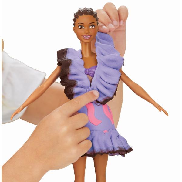 Creeaza stiluri super dragute cu setul Fashionista Ruffles Este usor si distractiv sa creezi haine pentru papusa Barbie Play-Doh cu acest kit de arte si mestesuguri Pur si simplu aseaza papusa pe suport foloseste foaia cu modele Play-Doh si decupatoarele pentru a croi rochite Barbie si imbrac-o in cele mai creative moduri imaginabile Ofera-i 2 coafuri Play-Doh diferite cu matritele pentru par scurt si lung sau copiii isi pot face propriile coafuri manual Adauga accesorii pentru papusa 