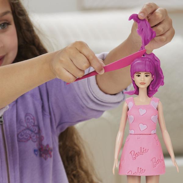 Creeaza stiluri super dragute cu setul Inimioare si Par Este usor si distractiv sa creezi haine pentru papusa Barbie Play-Doh cu acest kit de arte si mesteruguri Pur si simplu aseaza papusa pe suport foloseste foaia cu modelul Play-Doh si decupatoarele pentru a croi rochite Barbie si imbrac-o in cele mai creative moduri imaginabile Ofera-i 2 coafuri Play-Doh diferite cu matritele pentru par scurt si lung sau copii isi pot face propriile coafuri manual Adauga accesorii pentru papusa Barbie 
