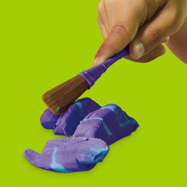 E o zi minunata sa fii un mutant cu Statia de Mutatii Play-Doh Povestiri cu testoasele ninja adolescente mutante Creeaza clone Play-Doh ale lui Mondo Gecko si imagineaza-ti aventuri epice cu acest set de joaca TMNT Trebuie doar sa incarci o forma de soparla in camera sa apesi partea de sus si vei descoperi un personaj Mondo colorat si moale Figurina de actiune Donatello are brate si picioare flexibile pentru o intorsatura senzoriala amuzanta Cele 3 culori Play-Doh ii ajuta pe copii sa 